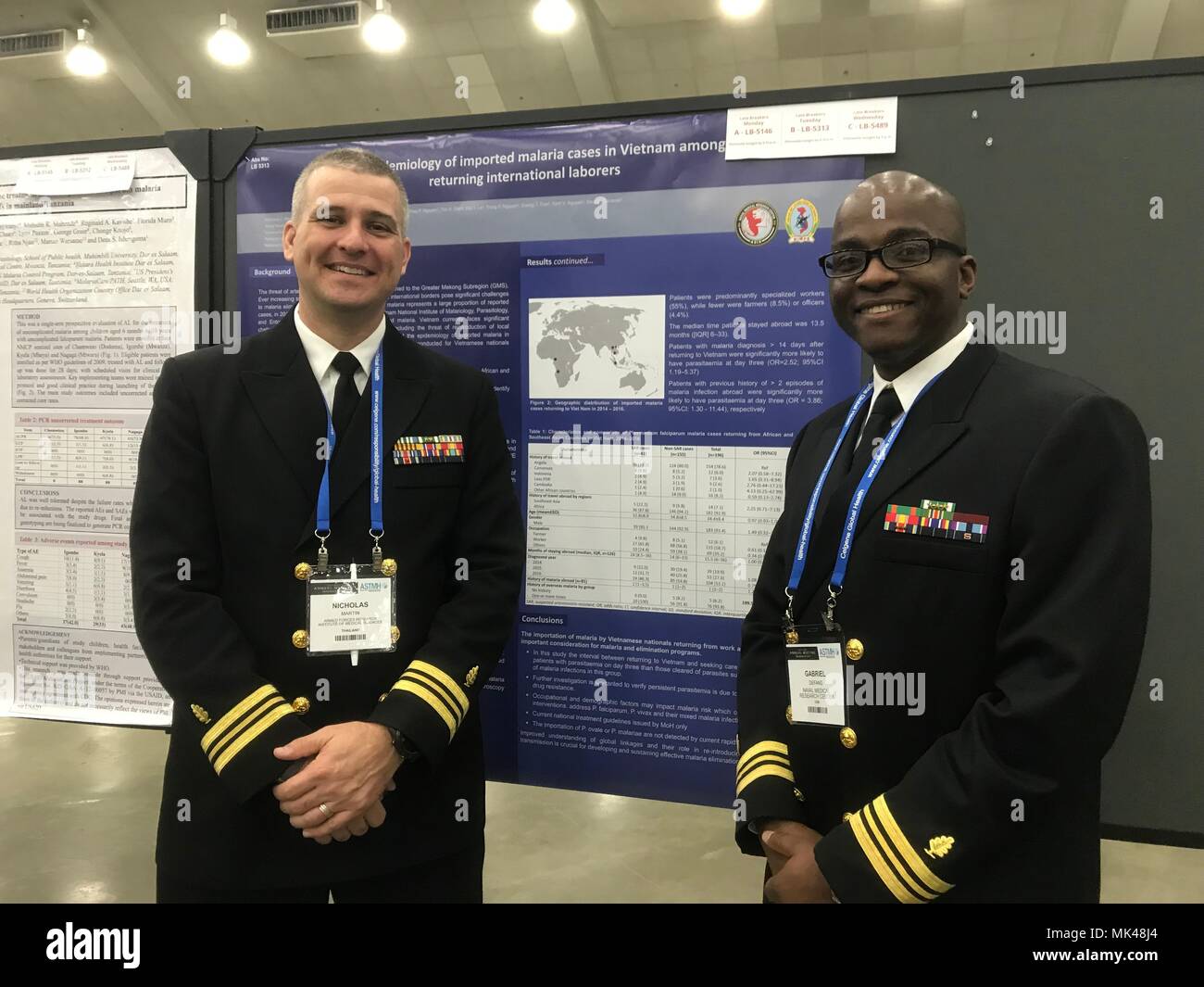 Le lieutenant Cmdr. Nicolas Martin, à gauche, se tient à côté d'Lieutenant Cmdr. Gabriel Defang à l'American Society of Tropical Medicine and Hygiene Réunion Annuelle, le 7 novembre. Martin a présenté les conclusions d'une étude sur l'identification de la circulation des parasites du paludisme d'une région à l'autre pour atténuer la santé publique et de la protection de la santé de menaces. (U.S. Photo de la marine, Katie Berland, libéré) Banque D'Images