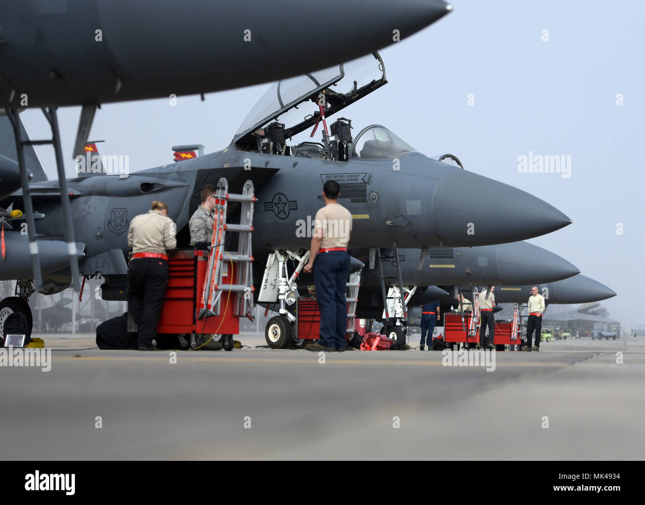 Inspecter les aviateurs de l'US Air Force Air Force F-15E Strike Eagle de Mountain Home Air Force Base, Ohio, tandis que sur la piste à la base aérienne Tyndall, en Floride, le 6 novembre 2017. Mountain Home AFB envoyé actifs à la Tyndall pour participer à l'exercice drapeau à damiers 18-1 et lutter contre Archer. (U.S. Air Force photo par un membre de la 1re classe Ésaïe J. Soliz/libérés) Banque D'Images