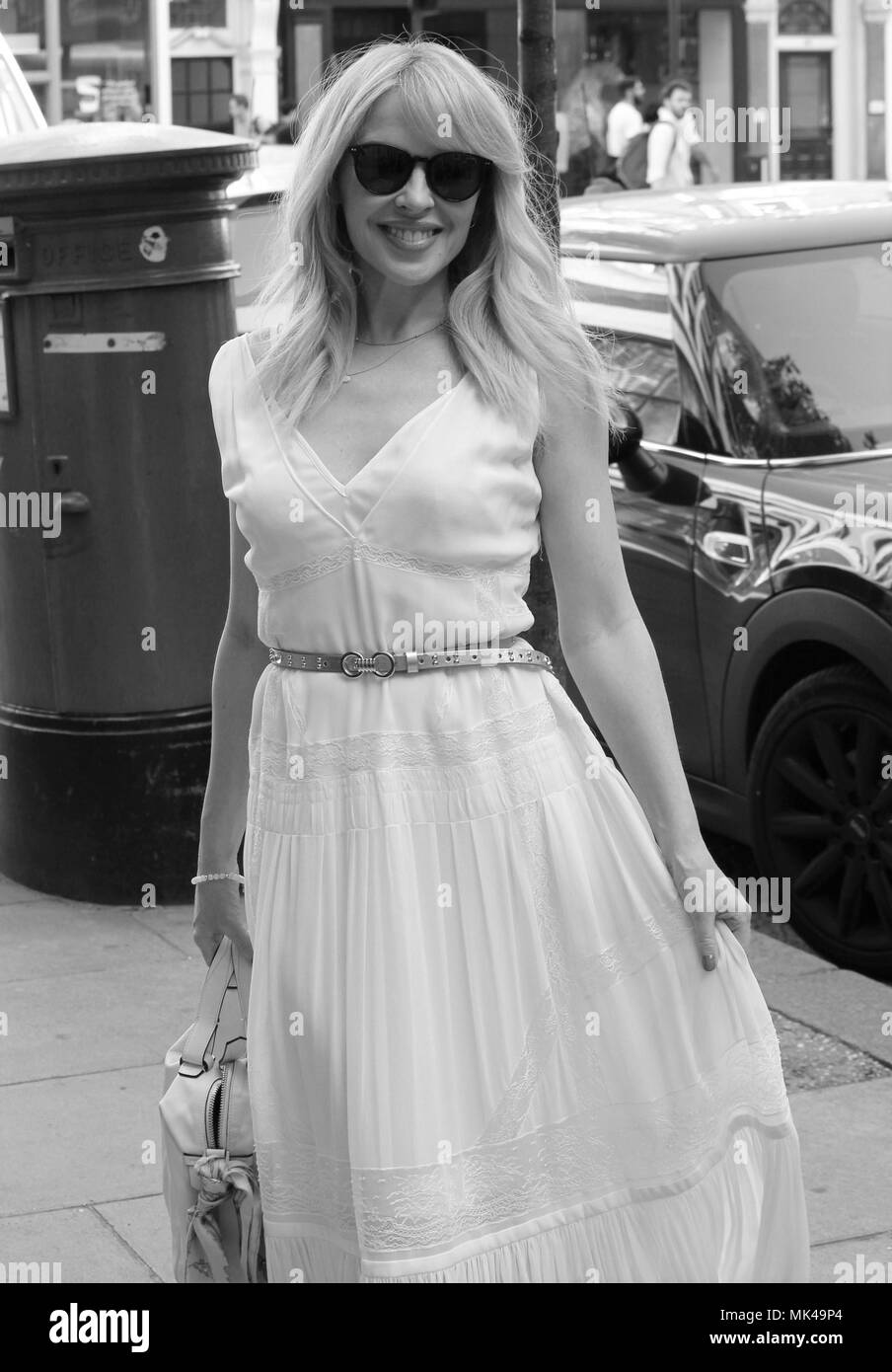 Londres - Apr 19, 2018 : Kylie Minogue vu arrivant à BBC Wogan House studios ( Image de altérées monochrome) Banque D'Images