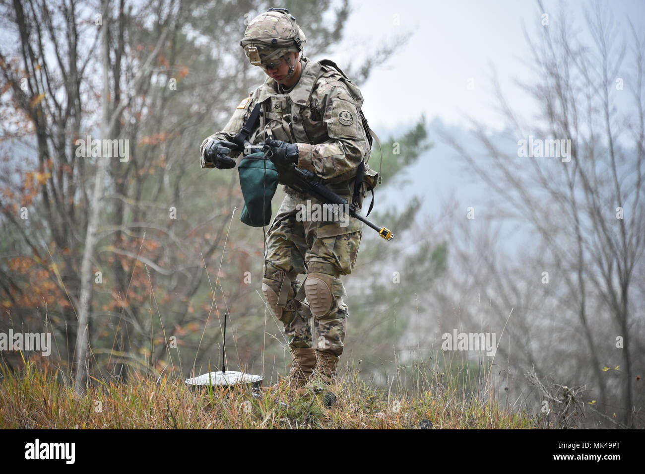 Circuit de l'armée américaine. Justin Wang avec des troupes d'escadron du régiment, 2e régiment de cavalerie, met en place un PRD-13 antenne pour un faible niveau d'interception de la voix pendant l'exercice Allied Esprit VII à la 7ème commande d'entraînement de l'armée, de formation du Hohenfels Allemagne, 8 novembre 2017. Environ 4 050 militaires de 13 nations participent à l'exercice du 30 octobre au 22 novembre 2017. Spirit est un allié de l'armée américaine l'Europe-dirigé, 7ATC-mené un exercice multinational série conçue pour développer et renforcer l'OTAN et partenaire clé de l'interopérabilité et l'état de préparation. (U.S. Photo de l'armée par Gertrud Zach) Banque D'Images