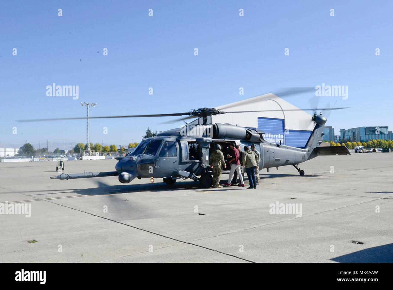 Les membres de la U.S. Air Force Office de divertissement Hollywood, BBC Worldwide et Motor Trend Board de Californie un Air National Guard HH-60G Pave Hawk hélicoptère de sauvetage pour un vol d'orientation durant leur visite au 129e Escadre de sauvetage, Moffett Air National Guard Base, Californie le 7 novembre 2017. Les visiteurs sont en train de se familiariser avec la 129e et à présenter leurs idées de projets pour la télévision et le cinéma. (U.S. Air National Guard photo par le Sgt. Ray Aquino/libérés) Banque D'Images