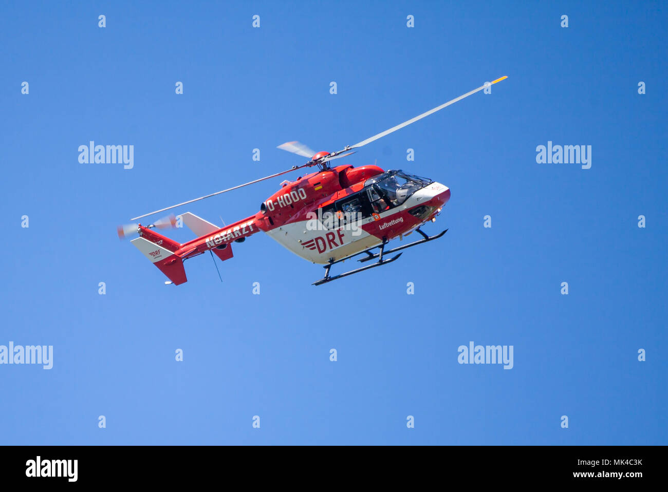 Hambourg / ALLEMAGNE - Mai 06, 2018 : Eurocopter BK-117 de la DRF Luftrettung vole au-dessus de l'atterrissage. Notarzt signifie médecin d'urgence. Banque D'Images