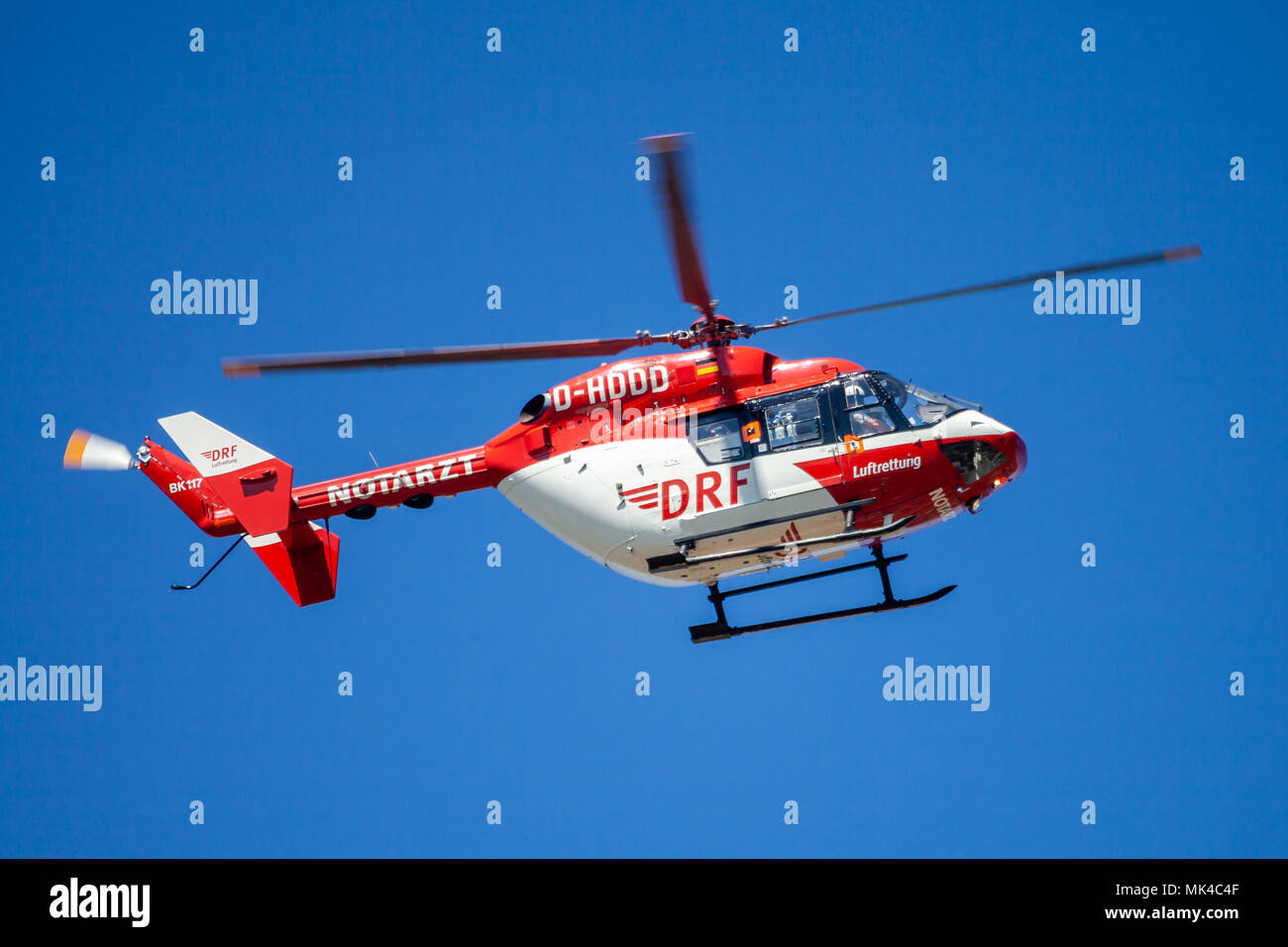 Hambourg / ALLEMAGNE - Mai 06, 2018 : Eurocopter BK-117 de la DRF Luftrettung vole au-dessus de l'atterrissage. Notarzt signifie médecin d'urgence. Banque D'Images