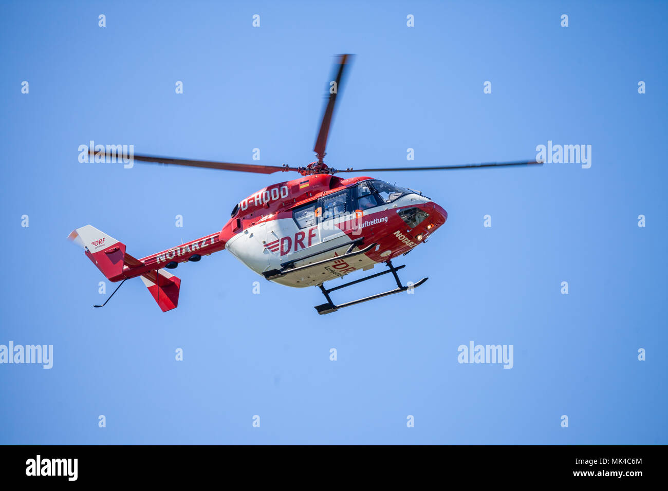 Hambourg / ALLEMAGNE - Mai 06, 2018 : Eurocopter BK-117 de la DRF Luftrettung vole au-dessus de l'atterrissage. Notarzt signifie médecin d'urgence. Banque D'Images