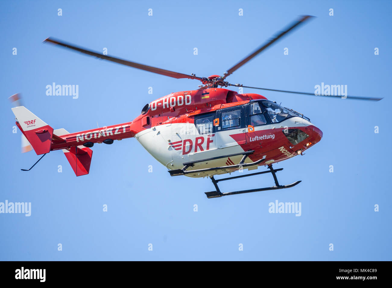 Hambourg / ALLEMAGNE - Mai 06, 2018 : Eurocopter BK-117 de la DRF Luftrettung vole au-dessus de l'atterrissage. Notarzt signifie médecin d'urgence. Banque D'Images