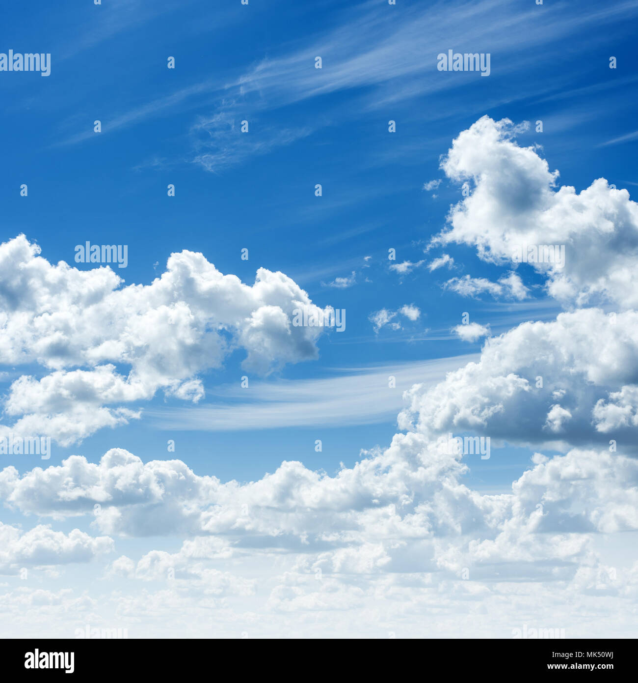 Ciel bleu et nuages Banque D'Images