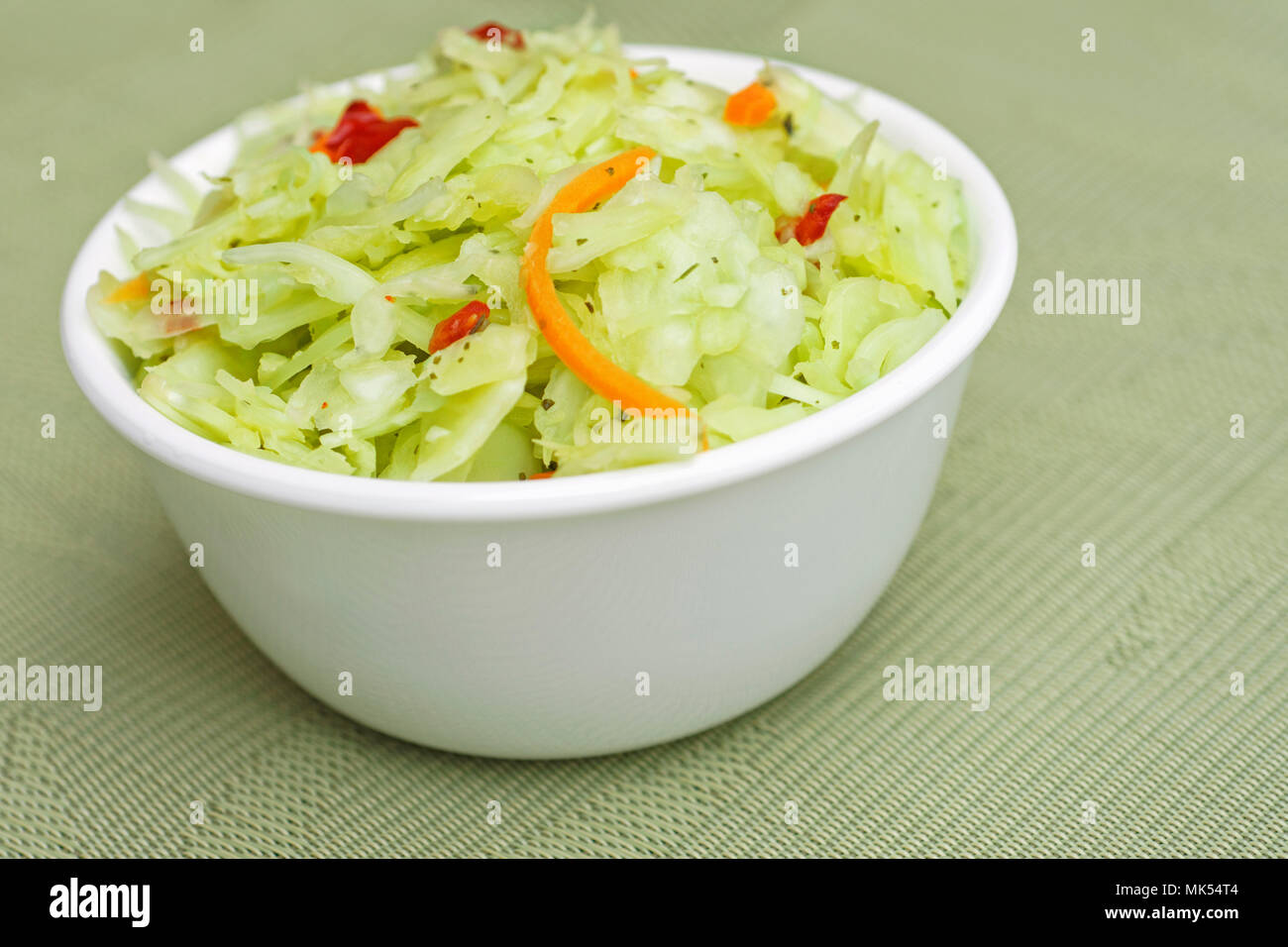 Salade de chou, salade de chou avec bol blanc Banque D'Images