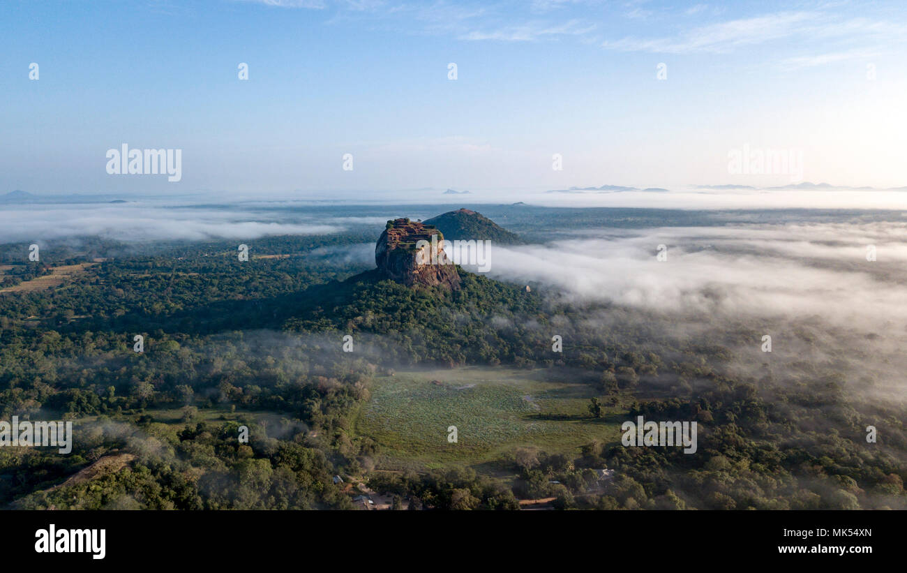 Sigiriya dans les nuages le matin du soleil Banque D'Images
