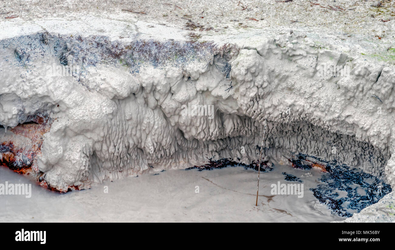 Hot spring boueux, texturés et murs de terre, l'eau bouillonnante. Banque D'Images