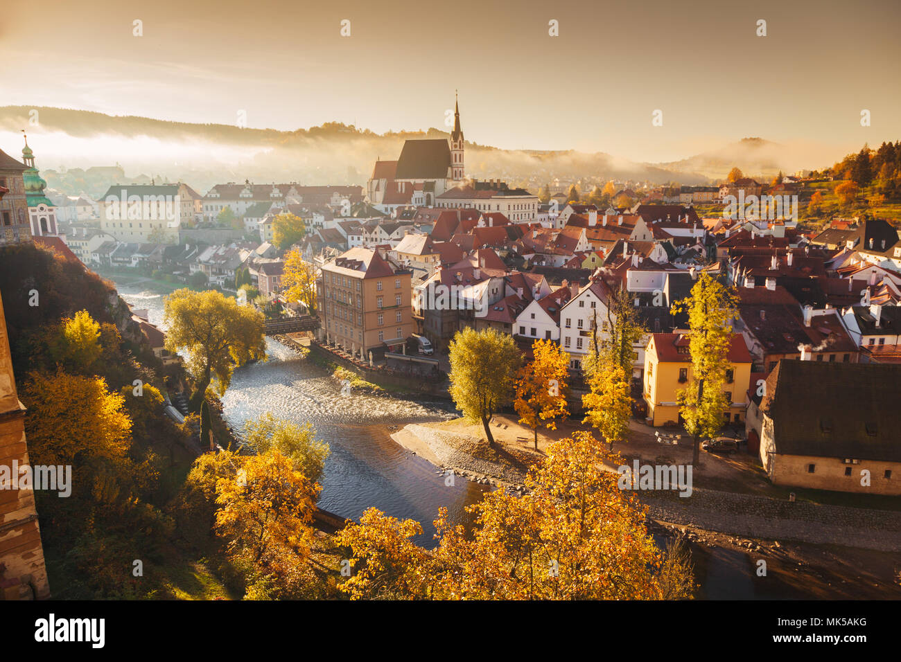 Vue panoramique sur la ville historique de Cesky Krumlov à Cesky Krumlov Castle, célèbre site du patrimoine mondial de l'UNESCO depuis 1992, au lever du soleil à l'automne Banque D'Images