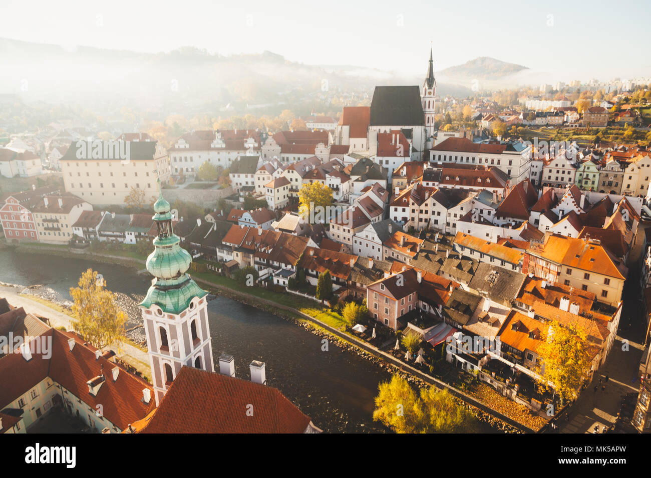 Vue panoramique sur la ville historique de Cesky Krumlov à Cesky Krumlov Castle, célèbre site du patrimoine mondial de l'UNESCO depuis 1992, dans la belle golden mo Banque D'Images