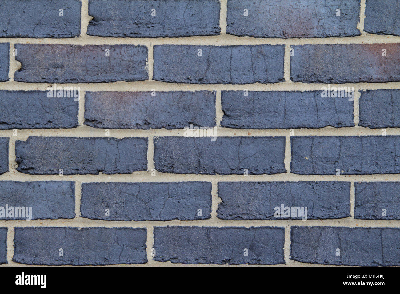 Mur de brique en brique gris foncé avec mortier brun Banque D'Images