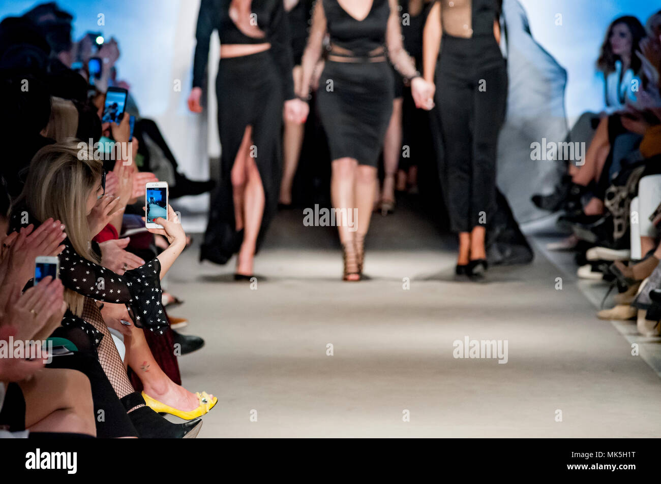 Des modèles féminins à finale de la fashion show Banque D'Images