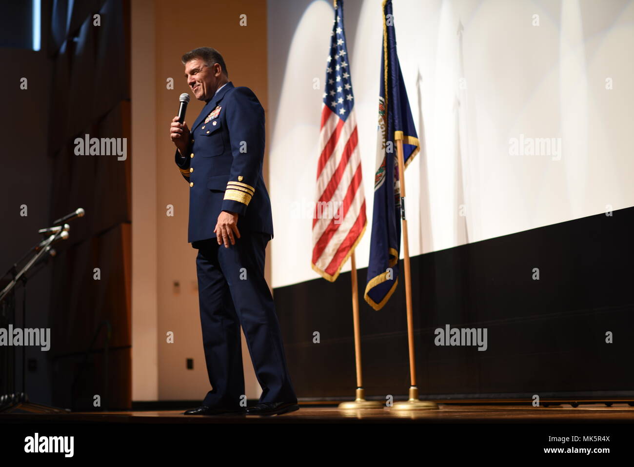 Vice-amiral. Karl Schultz, commandant de la Garde côtière canadienne, Région de l'Atlantique, prend la parole lors d'un événement Journée des anciens combattants à Norfolk State University, 9 novembre 2017. Schultz a ouvert les portes aux étudiants de rechercher les possibilités de l'armée prévoit et encourage l'université à réfléchir sur ce que signifie véritablement la Journée des anciens combattants. U.S. Coast Guard photo de Maître de 2e classe Adam Stanton Banque D'Images