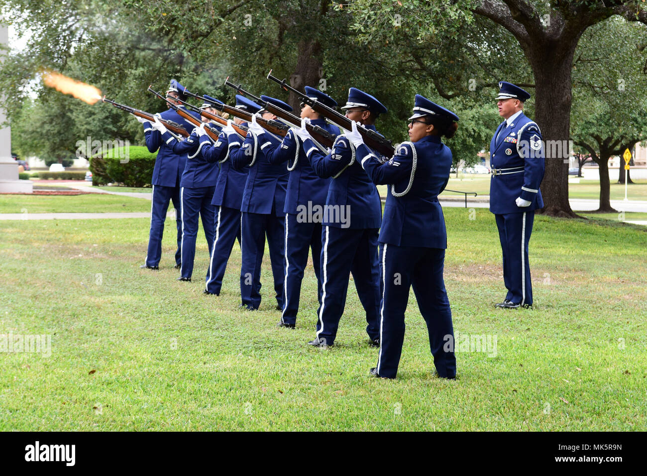 Un Joint Base San Antonio sur la garde d'honneur tiré partie de sa troisième feux volley lors de funérailles pour capitaine principal Sgt. Karen Marshall et son mari Robert Scott Marshall à JBSA-Randolph 9 novembre 2017. Le couple a été tué à la première église baptiste à Sutherland Springs, Texas le 5 novembre 2017. Scott était un ancien combattant et de l'employé avec la 12ème Escadre d'entraînement. Karen était une garde active et membre de la réserve. Banque D'Images