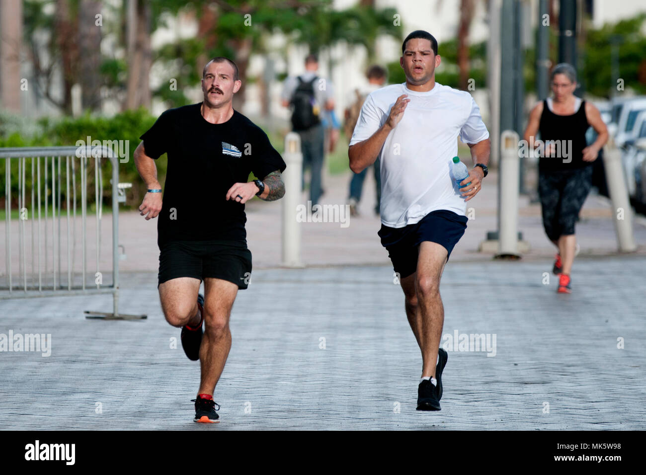 Les soldats de la Garde nationale affectés à la Force opérationnelle Porto Rico s'est l'exécuter avec Dennis 5K Race à San Juan, Puerto Rico, 12 novembre 2017. Porteur couru trois fois autour des périmètres de la Puerto Rico Convention Center pour terminer la course de 3,1 km. L'exécuter avec Dennis 5K race est un memorial race qui honore la vie et la mémoire de la 1ère Armée américaine, le lieutenant Dennis W. Zilinski, II, qui a été tué dans l'action en Iraq en 2005. Un fonds commémoratif a été mis en place pour fournir un soutien pour améliorer le moral et le bien-être des membres des Forces armées des Etats-Unis et de leurs familles, et à offrir des bourses d'études, un Banque D'Images