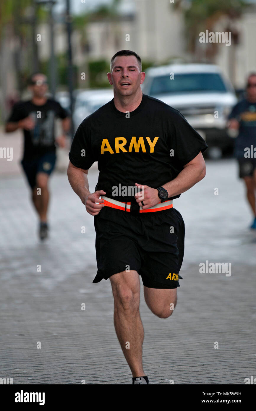 Les soldats de la Garde nationale affectés à la Force opérationnelle Porto Rico s'est l'exécuter avec Dennis 5K Race à San Juan, Puerto Rico, 12 novembre 2017. Porteur couru trois fois autour des périmètres de la Puerto Rico Convention Center pour terminer la course de 3,1 km. L'exécuter avec Dennis 5K race est un memorial race qui honore la vie et la mémoire de la 1ère Armée américaine, le lieutenant Dennis W. Zilinski, II, qui a été tué dans l'action en Iraq en 2005. Un fonds commémoratif a été mis en place pour fournir un soutien pour améliorer le moral et le bien-être des membres des Forces armées des Etats-Unis et de leurs familles, et à offrir des bourses d'études, un Banque D'Images