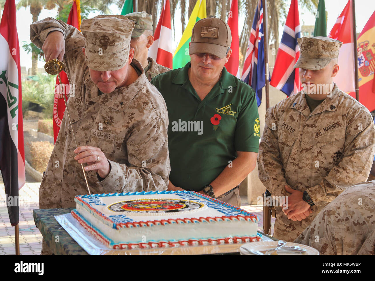 U.S. Marine Brigue. Le général Robert B. Sofge, commandant général adjoint pour les opérations de la composante terrestre des Forces conjointes - Fonctionnement résoudre inhérent, coupe le cake aux côtés de la plus ancienne et la plus jeune membre de Marines présents au cours de la 242e cérémonie d'anniversaire du Corps des Marines à Bagdad, l'Iraq, le 10 novembre 2017. CJFLCC-OIR, une coalition de 23 nations régionales et internationales qui se sont associées pour permettre aux forces en partenariat pour vaincre ISIS en Iraq pour rétablir la stabilité et la sécurité. (Photo par le Sgt. Von Marie Donato) Banque D'Images