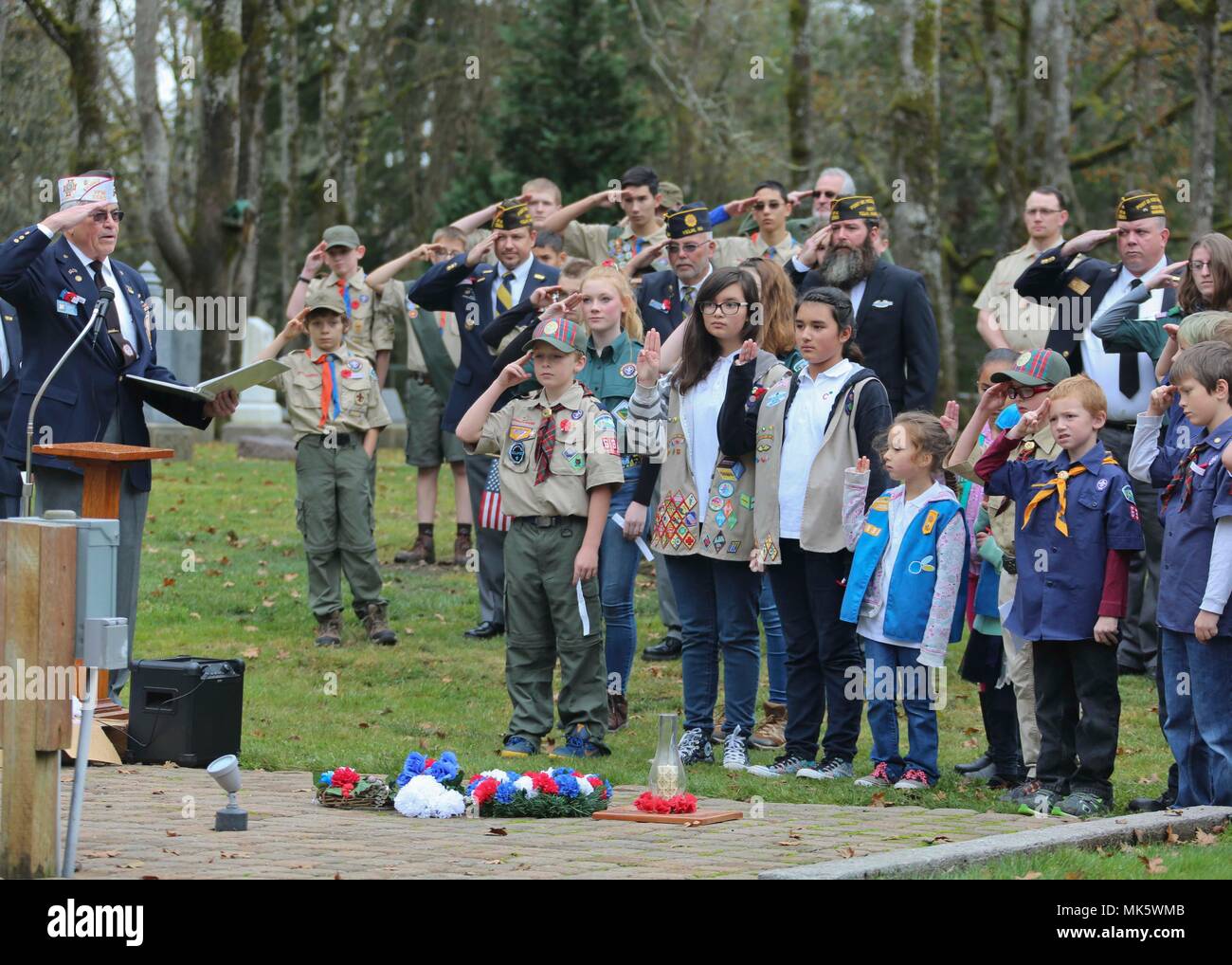 Les anciens combattants des guerres étrangères, de l'American Legion, et les Scouts d'Amérique Boy-Girl participer à une cérémonie à la Journée des anciens combattants de Yelm Cemetery à Yelm, Washington le 11 novembre 2017. Chaque année, les membres du service, les anciens combattants et les civils de façon positive l'accent sur le respect de nos anciens combattants du pays et le personnel militaire actif. (U.S. Photo de l'armée par le Sgt. Codie Mendenhall/libérés) Banque D'Images