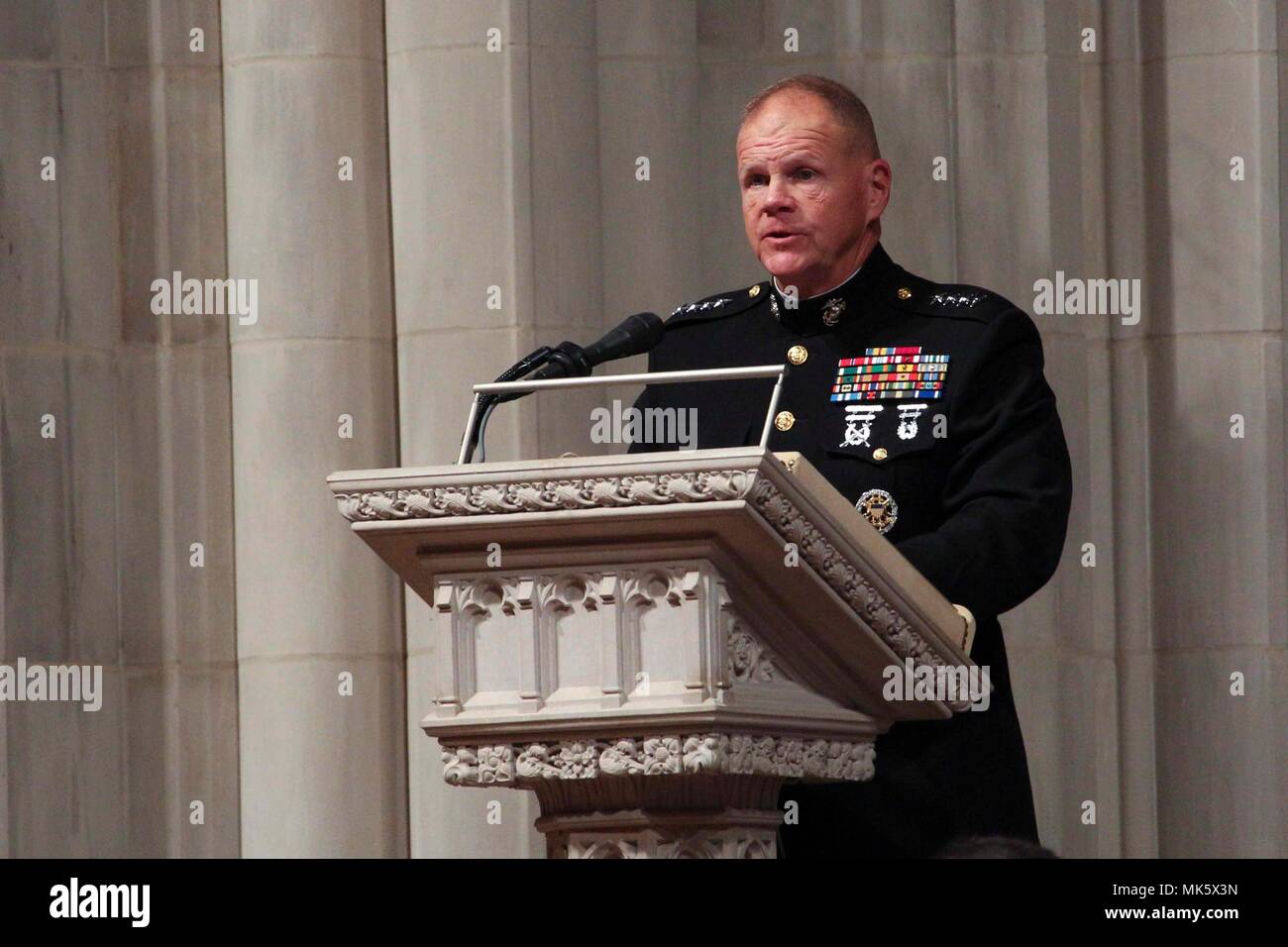 Commandant de la Marine Corps le général Robert B. Neller parle aux invités lors de l'Assemblée culte à la cathédrale nationale de Washington, Washington, D.C., le 12 novembre 2017. La cérémonie était en l'honneur du 242e anniversaire du Corps. (U.S. Marine Corps photo par le Sgt. Olivia G. Ortiz) Banque D'Images