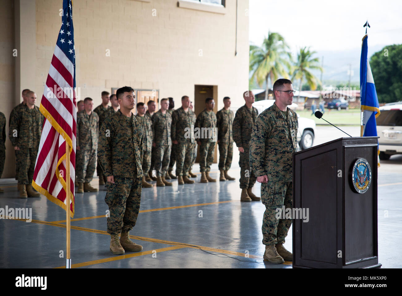 Marines avec des Groupe de travail air-sol marin - Southern Command au garde à vous pour les États-Unis et du Honduras, les hymnes nationaux lors d'une cérémonie de clôture à la base aérienne de Soto Cano, Honduras, 8 novembre 2017. L'unité a tenu une cérémonie de clôture pour clôturer leur déploiement de six mois en Amérique centrale et à remercier les organismes et partenaires internationaux pour leur soutien. Les Marines et les marins d'SPMAGTF-SC ont terminé un déploiement réussi en Amérique centrale et devraient retourner aux États-Unis à la mi-novembre 2017. (U.S. Marine Corps photo par le Sgt. Melanie Wolf) Banque D'Images