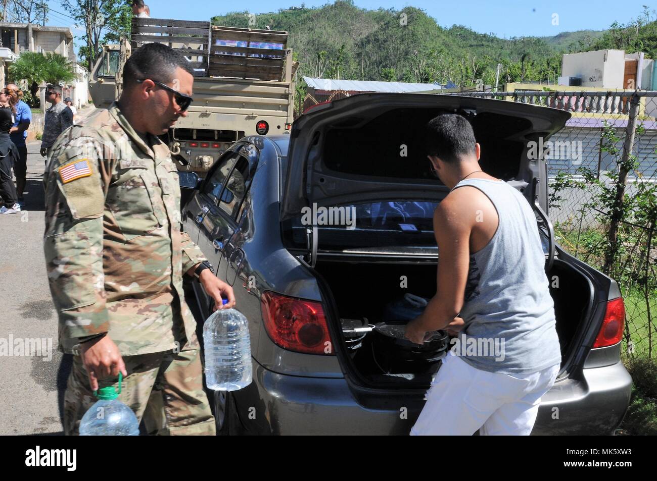 Citizen-Soldiers à partir de la Garde nationale de Porto Rico 714e Quartermaster Co., 191e groupe d'appui régional, continuer avec l'effort de distribuer l'eau potable aux communautés touchées par les ravages de l'Ouragan Maria, Morovis, communication, le 1 novembre. Le Sgt. Martinez Gonzalez et privées ayant un impact sur le secteur de Lares à l'intérieur de la municipalité de Morovis où les routes et ponts à cette ville ont été détruits par l'Ouragan Maria. Le seul accès à cette ville est sur une voie immergée de fortune qui passe à travers et à travers une rivière de l'automne. (Photos par la CPS. Hamiel Irizarry, PRNG-PAO Presse) Banque D'Images