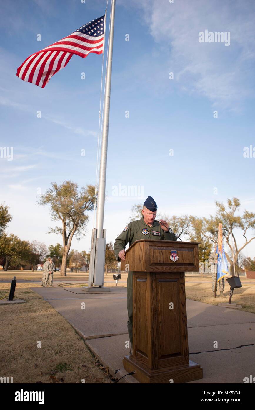 Le colonel Darrell Judy, la 71e Escadre d'entraînement en vol, l'adresse d'une formation d'aviateurs au cours d'une journée de réflexion des anciens combattants 9 novembre Cérémonie à l'Vance Air Force Base Hampe. (U.S. Air Force photo de Tech. Le Sgt. James Bolinger) Banque D'Images