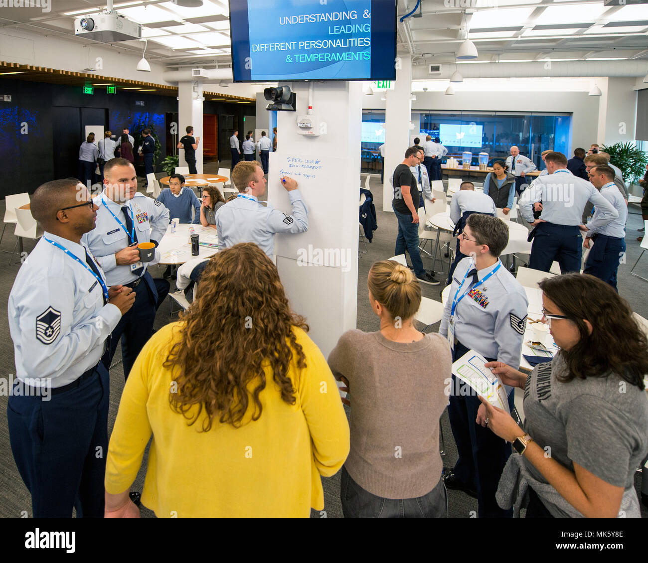 Les aviateurs américains de Travis Air Force Base en Californie, rencontrer les employés de Twitter lors d'un atelier de perfectionnement professionnel au siège de Twitter à San Francisco, 9 novembre 2017. Au cours de la journée de développement professionnel change, Travis aviateurs aux côtés d'employés de l'entreprise de médias sociaux discussions partagées sur différents thèmes à inclure la création d'un milieu de travail inclusif et connaître vos employés. (U.S. Air Force photo par Louis Briscese) Banque D'Images