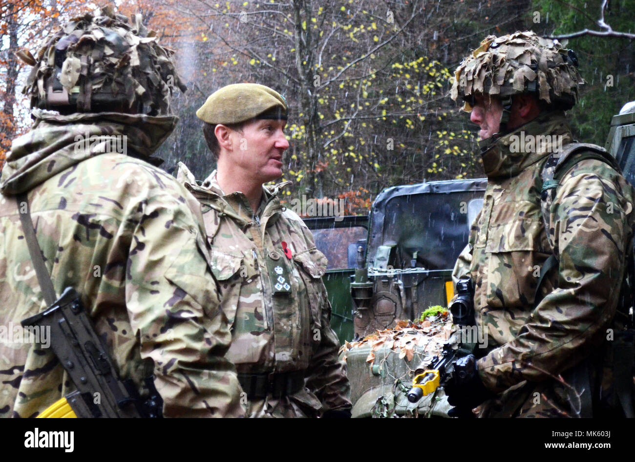 Le brig. Le général Zac Stenning, Commandant, 1re Brigade mécanisée, l'armée britannique, s'arrête pour visiter avec soldats britanniques avec le 1er Bataillon, Régiment royal de fusiliers à la formation de l'Armée de terre américaine des multinationales en centre de préparation conjointe Hohenfels, Allemagne, comme ils participent à l'esprit des alliés VII, 12 novembre 2017. Environ 4 050 militaires de 13 nations participent à l'exercice Allied Esprit VII à l'instruction de l'Armée de la 7e commande Hohenfels Domaine de formation, Allemagne, 30 octobre au 22 novembre 2017. Spirit est un allié de l'armée américaine l'Europe-dirigé, 7ATC-mené un exercice multinational desi série Banque D'Images