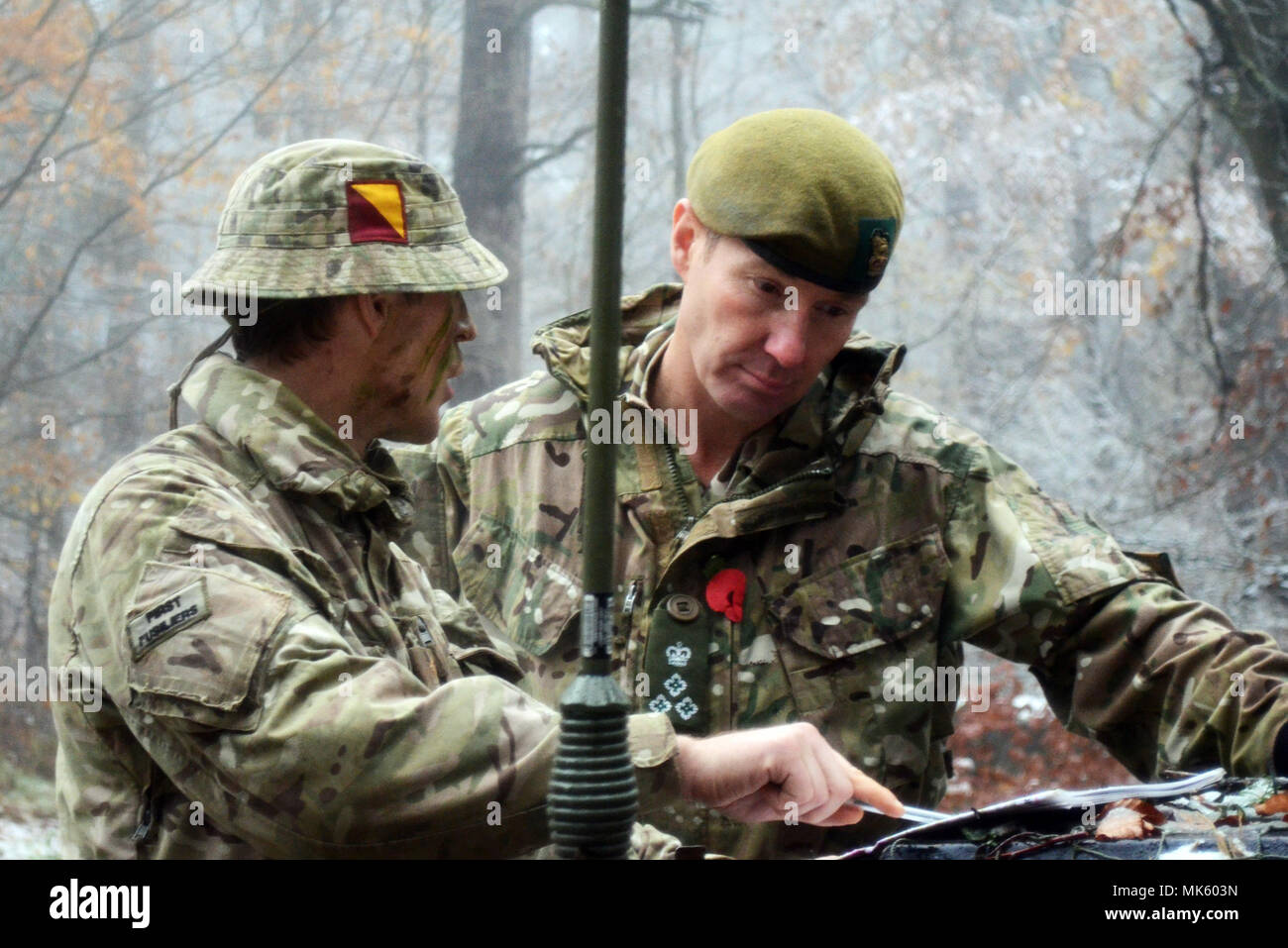 Le brig. Le général Zac Stenning (RT), Commandant, 1re Brigade mécanisée, l'armée britannique, s'arrête pour visiter avec soldats britanniques avec le 1er Bataillon, Régiment royal de fusiliers à la formation de l'Armée de terre américaine des multinationales en centre de préparation conjointe Hohenfels, Allemagne, comme ils participent à l'esprit des alliés VII, 12 novembre 2017. Environ 4 050 militaires de 13 nations participent à l'exercice Allied Esprit VII à l'instruction de l'Armée de la 7e commande Hohenfels Domaine de formation, Allemagne, 30 octobre au 22 novembre 2017. Spirit est un allié de l'armée américaine l'Europe-dirigé, 7ATC-mené un exercice multinational series Banque D'Images