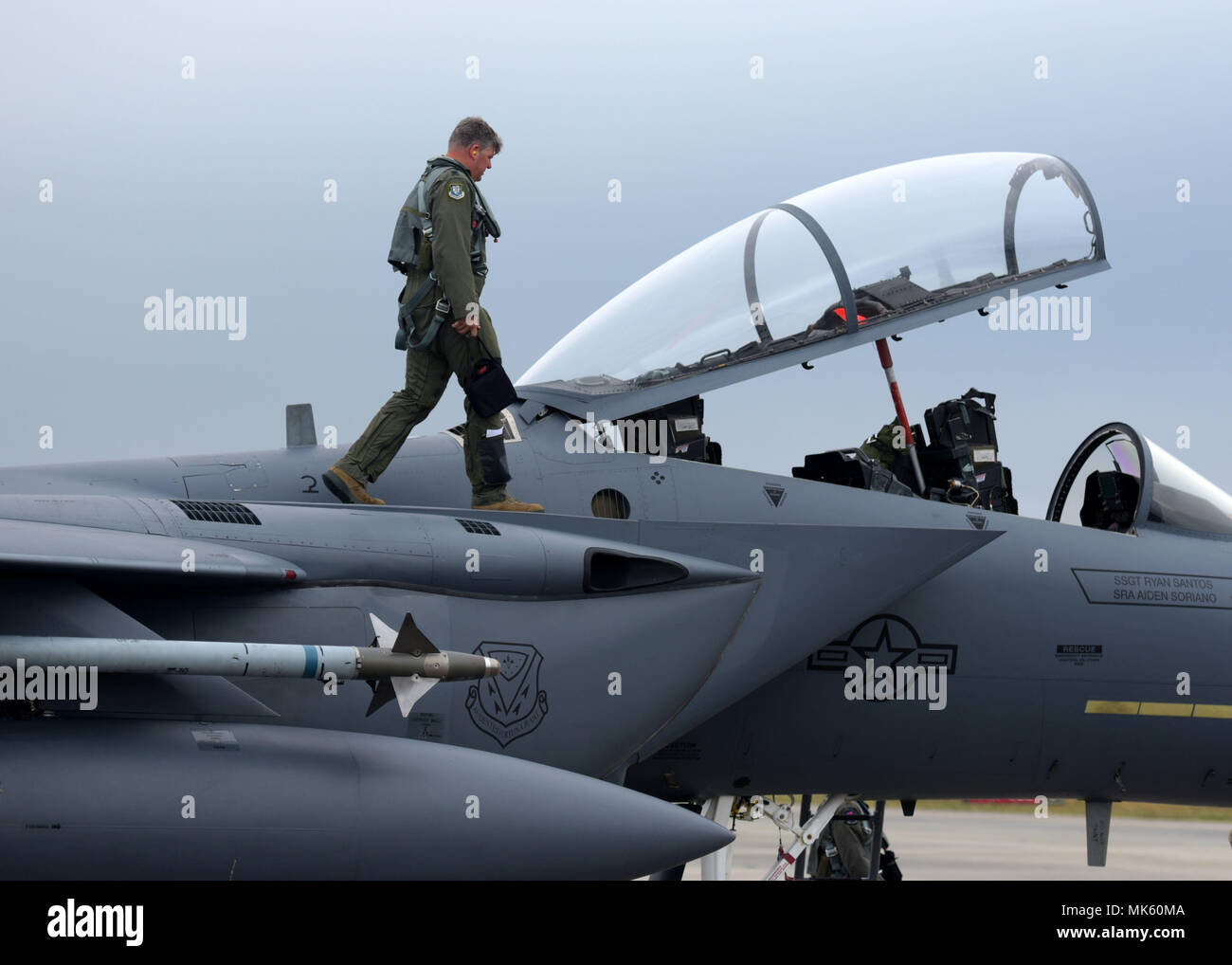 Un pilote de l'US Air Force à partir de Mountain Home Air Force Base, Texas, effectue une vérification avant vol sur un F-15E Strike Eagle stationné sur l'aire à la base aérienne Tyndall, en Floride, le 9 novembre 2017. Mountain Home aviateurs et actifs ont été à la Tyndall participant au drapeau à damiers 18-1, un vaste exercice aérien visant à intégrer les quatrième et cinquième génération de cellules tout en fournissant une plate-forme pour les équipes de maintenance d'être évaluées. (U.S. Air Force photo par un membre de la 1re classe Ésaïe J. Soliz/libérés) Banque D'Images