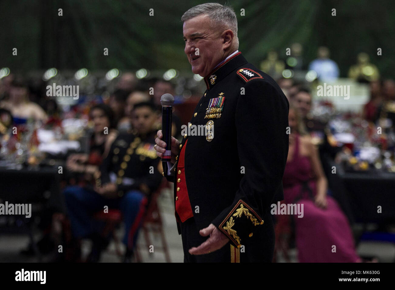 Le général Glenn M. Walters, Commandant adjoint du Corps des Marines, parle à la marine, les amis et les familles de milieu marin 265 Escadron à rotors basculants (renforcé) au cours de l'anniversaire du Marine Corps Ball cérémonie à Futenma Marine Corps Air Station, Okinawa, Japon, le 11 novembre, 2017. Walters a été l'invité d'honneur durant le bal organisé par le VMM-265 (rein). Il est originaire de Charleston, Caroline du Sud. Chaque année, les Marines du monde entier se rassemblent pour célébrer la fondation de la Marine Corps, le 10 novembre 1775. L'escadron, qui sert de l'élément de combat de l'aviation du 31e Marine Expeditionary Unit, g Banque D'Images