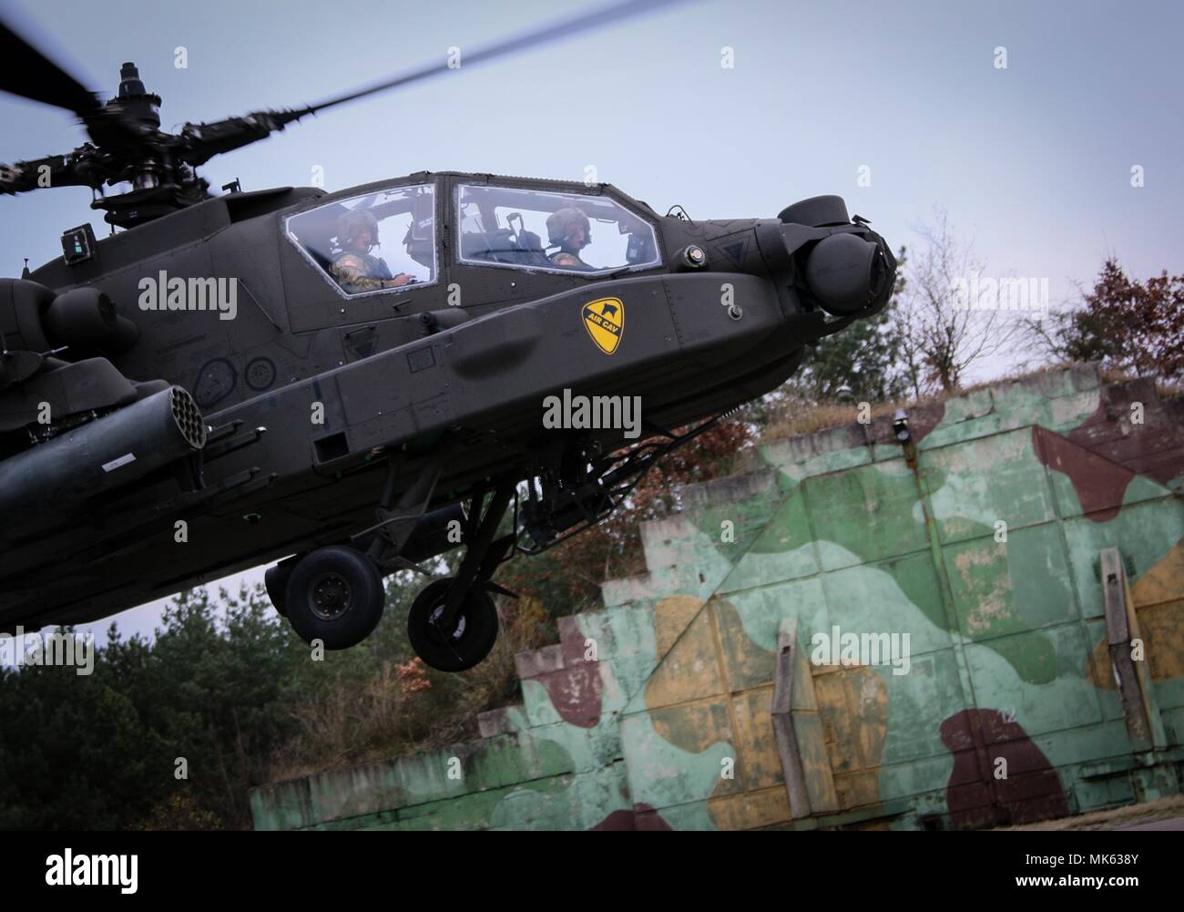 Un hélicoptère d'attaque AH-64 Apache à partir de la 227e Régiment d'aviation, 1st Air Cavalry Brigade, Division de cavalerie, des terres à Powidz, Pologne, le 10 novembre 2017 à l'appui de la résolution de l'Atlantique. Résoudre l'Atlantique est une entreprise américaine de s'acquitter des engagements de l'OTAN par rotation des unités dans l'ensemble du théâtre européen à prévenir les agressions contre les alliés de l'OTAN en Europe. (U.S. Photo de l'armée par la CPS. Hubert D. Delany III/22e Détachement des affaires publiques mobiles) Banque D'Images