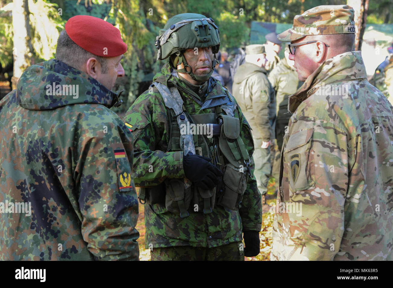 L'ARMÉE AMÉRICAINE Le Général Ben Hodges, droit, général commandant de l'armée des États-Unis et l'Europe de l'armée allemande, le général Carsten Breuer, à gauche, parlez à un soldat lituanien au cours de l'effort à l'esprit des alliés VII 7e formation de l'Armée de la commande de formation, Allemagne Zone Hohenfels, 14 novembre 2017. Environ 4 050 militaires de 13 nations participent à l'exercice du 30 octobre au 22 novembre 2017. Spirit est un allié de l'armée américaine l'Europe-dirigé, 7ATC-mené un exercice multinational série conçue pour développer et renforcer l'OTAN et partenaire clé de l'interopérabilité et l'état de préparation. (U.S. Photo de l'armée par Markus Rauche Banque D'Images