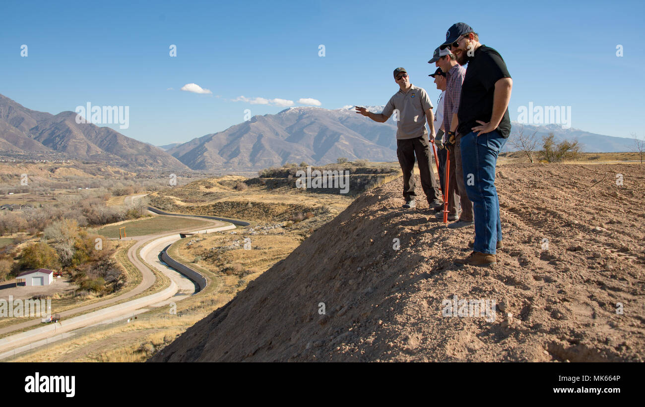Le projet d'amélioration des terres à la base aérienne Hill (2017) comprenait la restauration d'un ancien site d'enfouissement par la plantation de semis indigènes. L'image d'archives documente la coordination entre un biologiste du Fish and Wildlife Service des États-Unis et des bénévoles travaillant à l'amélioration de l'habitat faunique et de la stabilisation des sols dans l'Utah. Banque D'Images