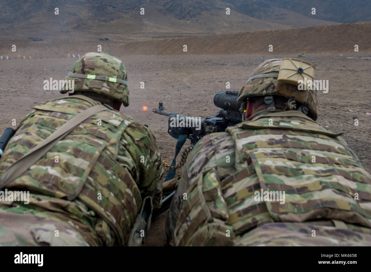 1er Bataillon, 87e Régiment d'infanterie, 1e Brigade Combat Team, 10e Division de Montagne des soldats effectuent M240 entraînement au Camp Commando, Kaboul, Afghanistan, le 15 novembre 2017. Le "sommet" des soldats sont déployés en appui à la mission de l'appui résolu de l'OTAN. (U.S. Photo de l'Armée de l'air par la Haute Airman Sean Carnes) Banque D'Images