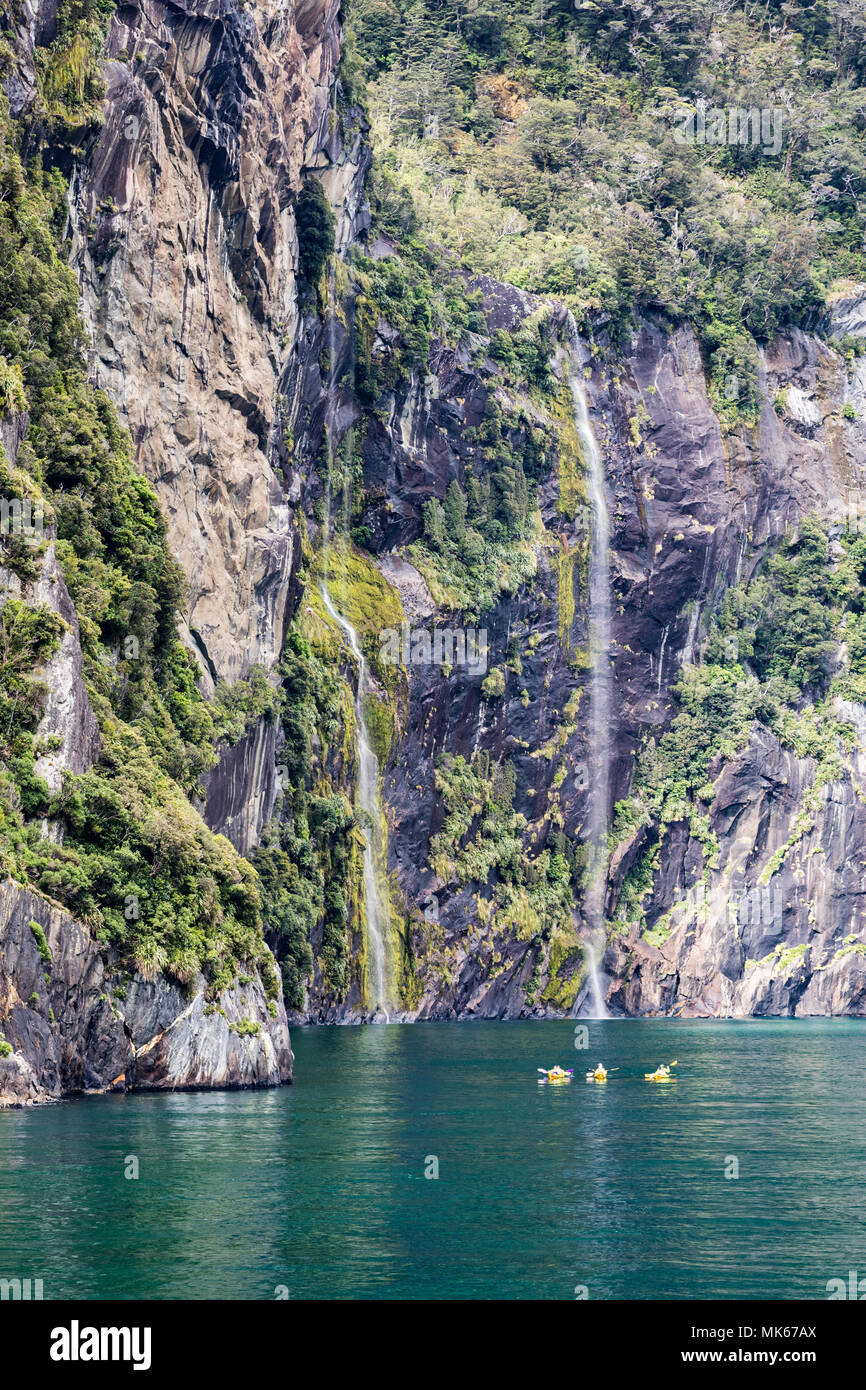 MILFORD SOUND, NOUVELLE ZÉLANDE - 14 NOVEMBRE 2017 : les kayakistes de profiter du paysage et des cascades de Milford Sound, l'un des plus touristiques Banque D'Images