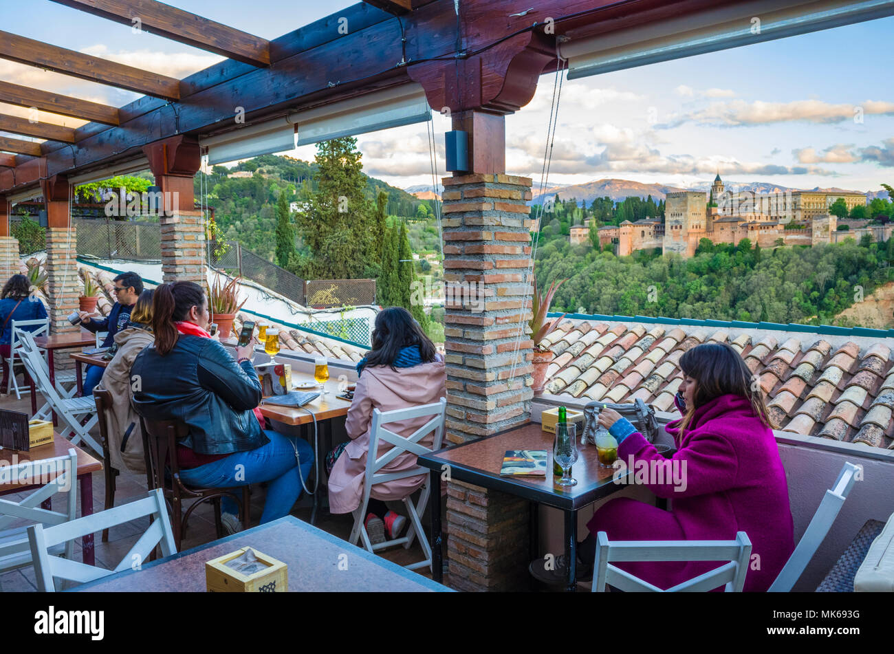 Granada, Espagne : les touristes à El Balcón de San Nicolás café et restaurant dans le quartier Albaicin vieille ville, profitez d'une vue panoramique sur la liste de l'Unesco Banque D'Images