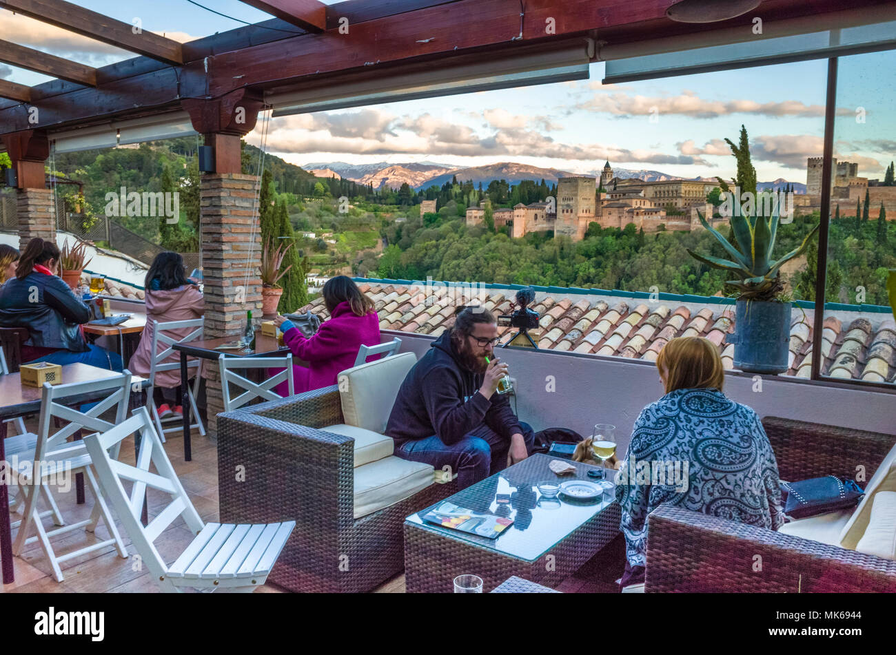 Granada, Espagne : les touristes à El Balcón de San Nicolás café et restaurant dans le quartier Albaicin vieille ville, profitez d'une vue panoramique sur la liste de l'Unesco Banque D'Images