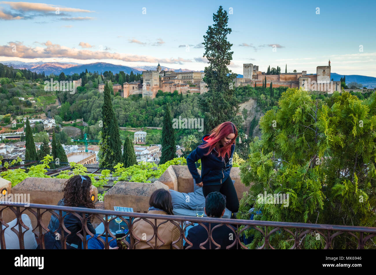 Grenade, Andalousie, Espagne - avril 29th, 2018 : les touristes à Huerto de Juan Ranas café et restaurant dans le quartier Albaicin vieille ville, profitez d'un panoram Banque D'Images