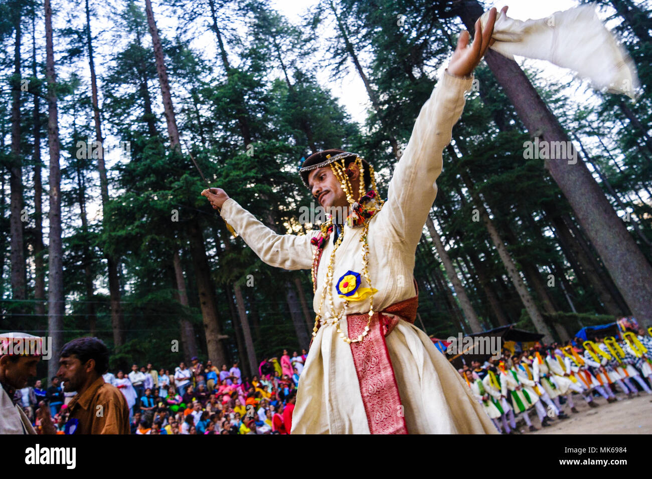 Manali, Himachal Pradesh, Inde : une haute caste Kshatriya rajput danse avec un mouchoir et une épée dans ses mains pendant la festival Hadimba Devi o Banque D'Images