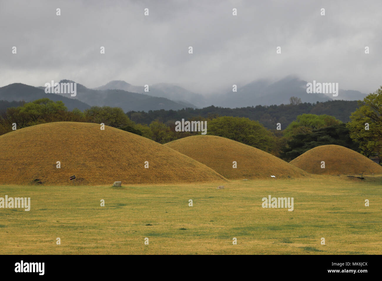 Royaume Silla trois tumulus à Gyeongju, Corée du Sud, la forme de l'écho lointain des montagnes qui entourent cette vallée, où les puissants dirigés. Banque D'Images