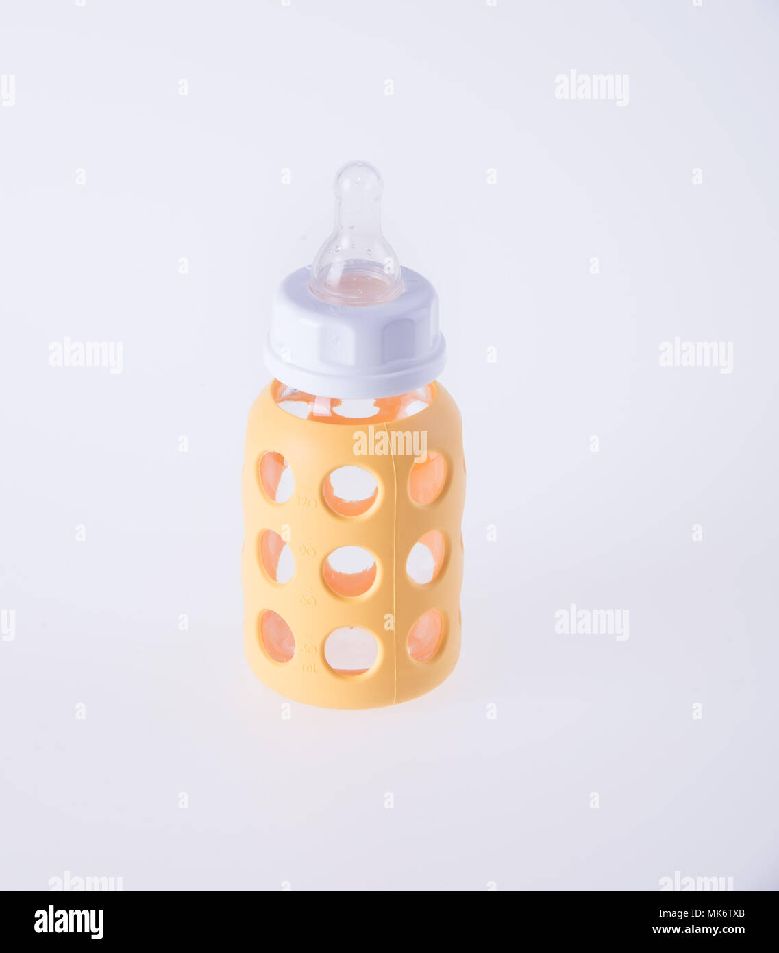 Flacon En Verre Jaune Bebe Ou Biberons Ou D Arriere Plan Photo Stock Alamy