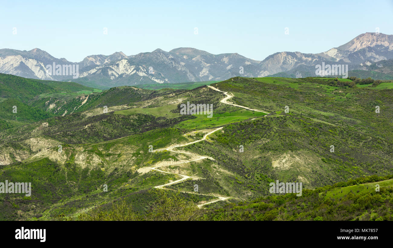 Un chemin de terre de montagne sinueuses Banque D'Images