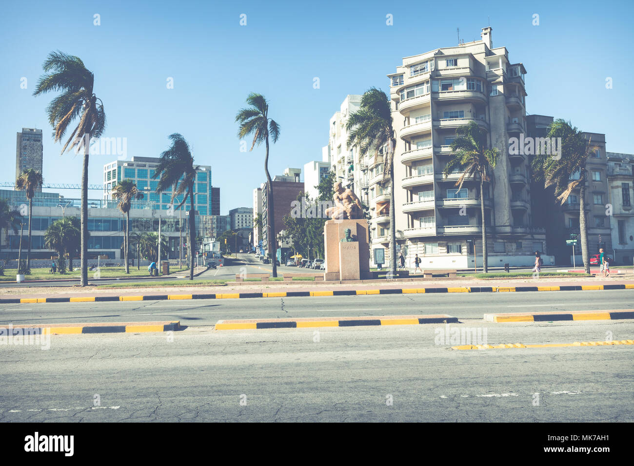 Les bâtiments résidentiels au boulevard à Montevideo, Uruguay. Montevideo est la capitale et la plus grande ville d'Uruguay. Banque D'Images