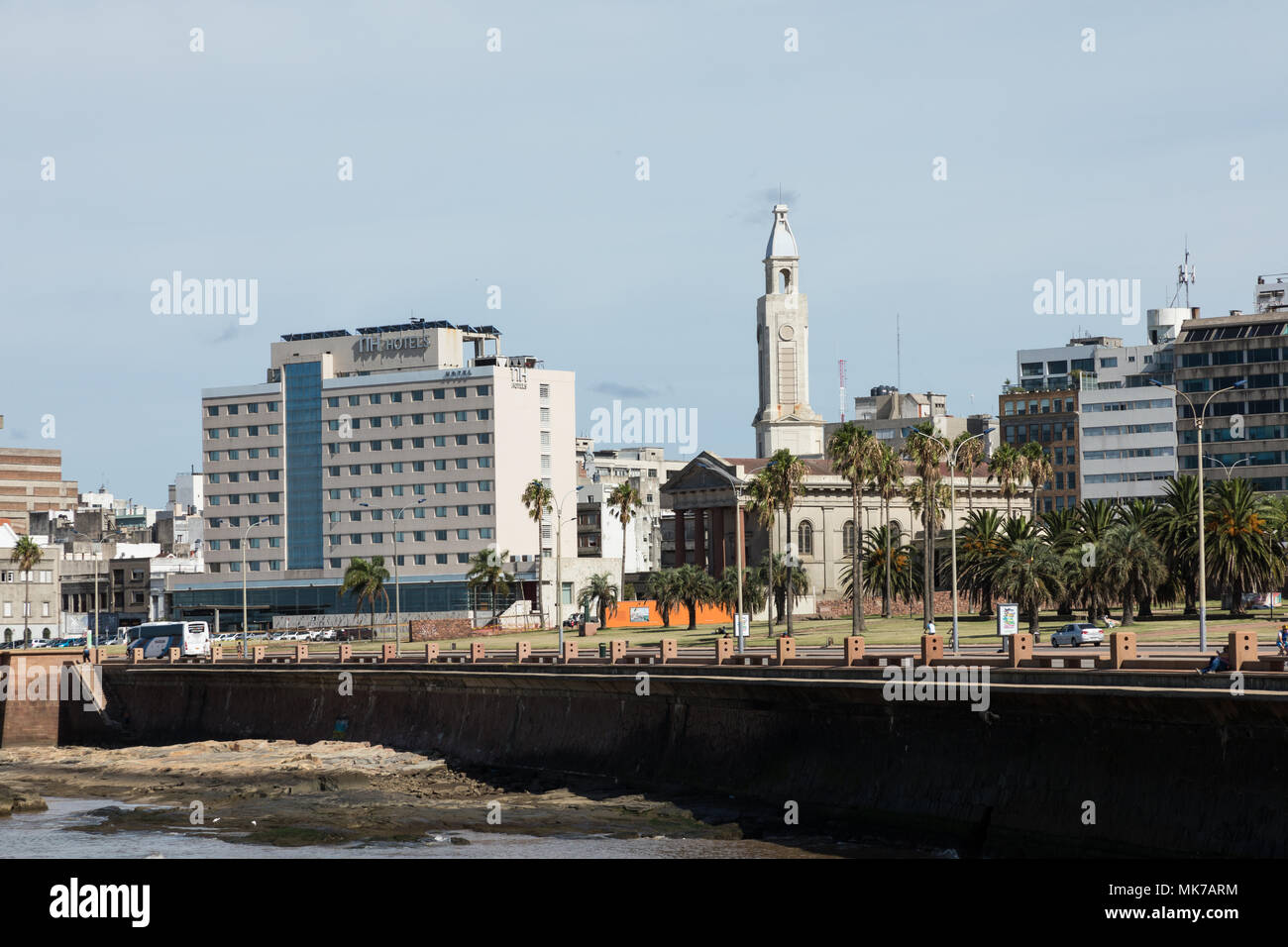 Les bâtiments résidentiels au boulevard à Montevideo, Uruguay. Montevideo est la capitale et la plus grande ville d'Uruguay. Banque D'Images