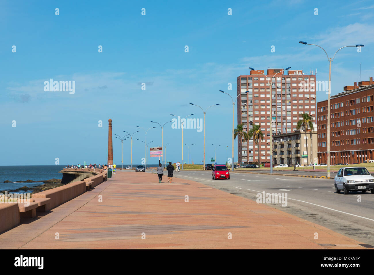 Les bâtiments résidentiels au boulevard à Montevideo, Uruguay. Montevideo est la capitale et la plus grande ville d'Uruguay. Banque D'Images