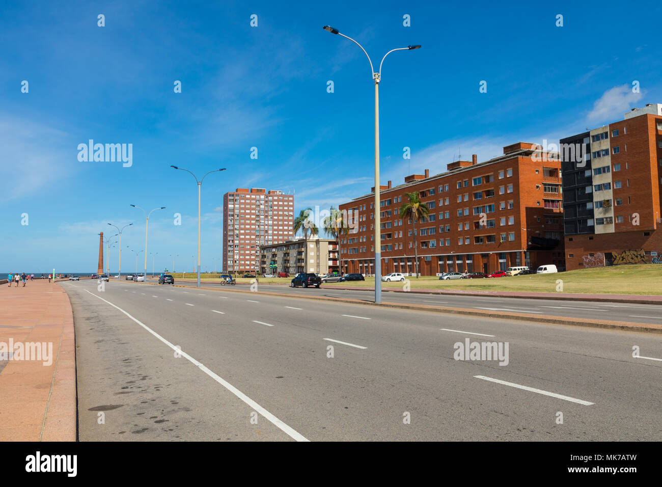 Les bâtiments résidentiels au boulevard à Montevideo, Uruguay. Montevideo est la capitale et la plus grande ville d'Uruguay. Banque D'Images