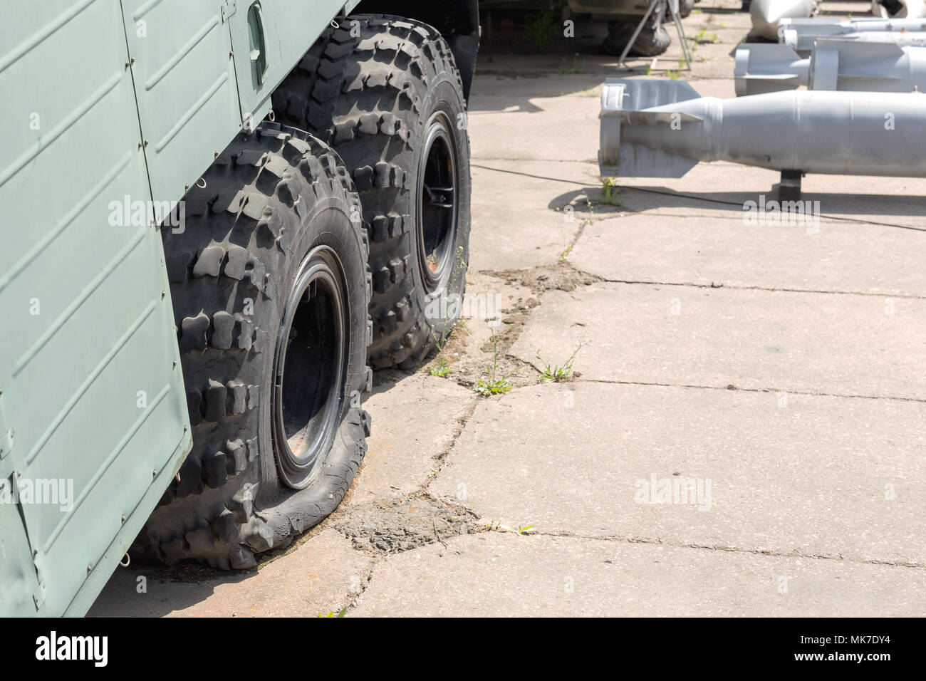 Crevaison de vieux camion lourd. Des bombes d'air à usage général sur l'arrière-plan. La décomposition de l'armée et la dégradation concept Banque D'Images