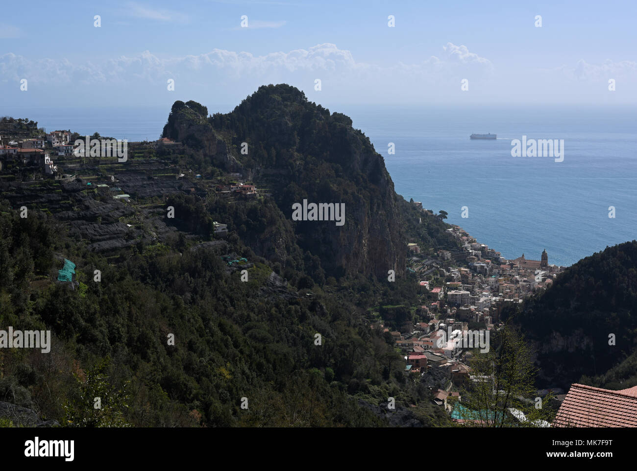 Balade dans la réserve naturelle de la Valle delle Ferriere Amalfi avec au loin, la Côte d'Amalfi, Italie Banque D'Images